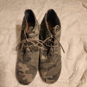 TOMS Womens  Camouflage Lace-Up Booties Size 11 Euc